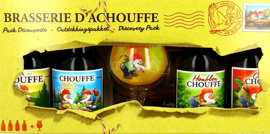 Geschenkset mit drei Dosen La Chouffe Bier in gelber Verpackung mit Gnom-Illustration.
