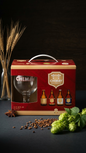 Chimay Geschenkbox mit vier Bierflaschen und einem Glas, rot-goldenes Design.