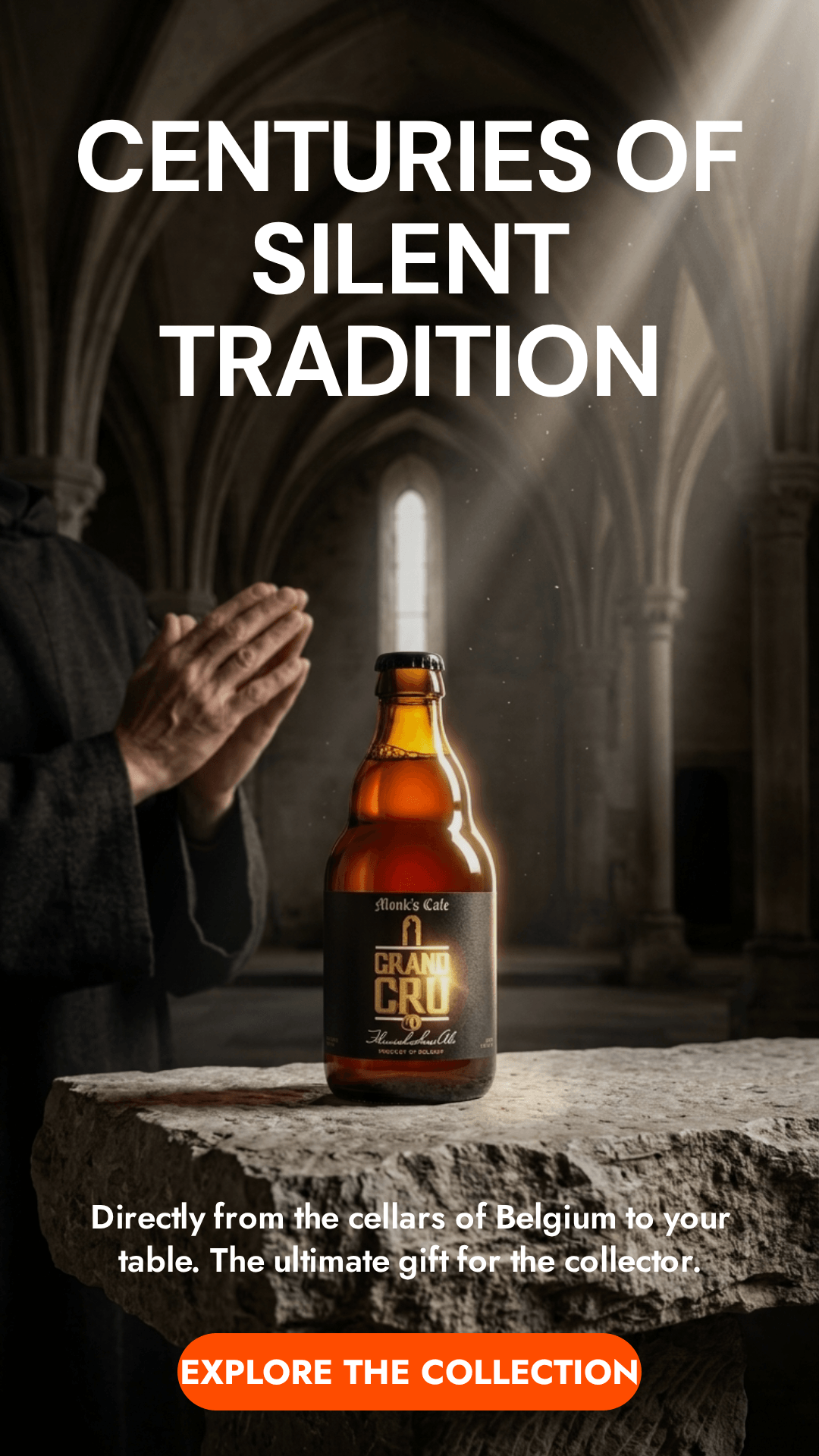 Grand Cru Monk's Café Bierflasche 33cl in gotischem Kircheninterieur mit betendem Mann im Hintergrund.