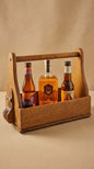 Holz Tragebox mit Griff enthält zwei Bierflaschen und eine Whiskeyflasche mit Lederanhänger.